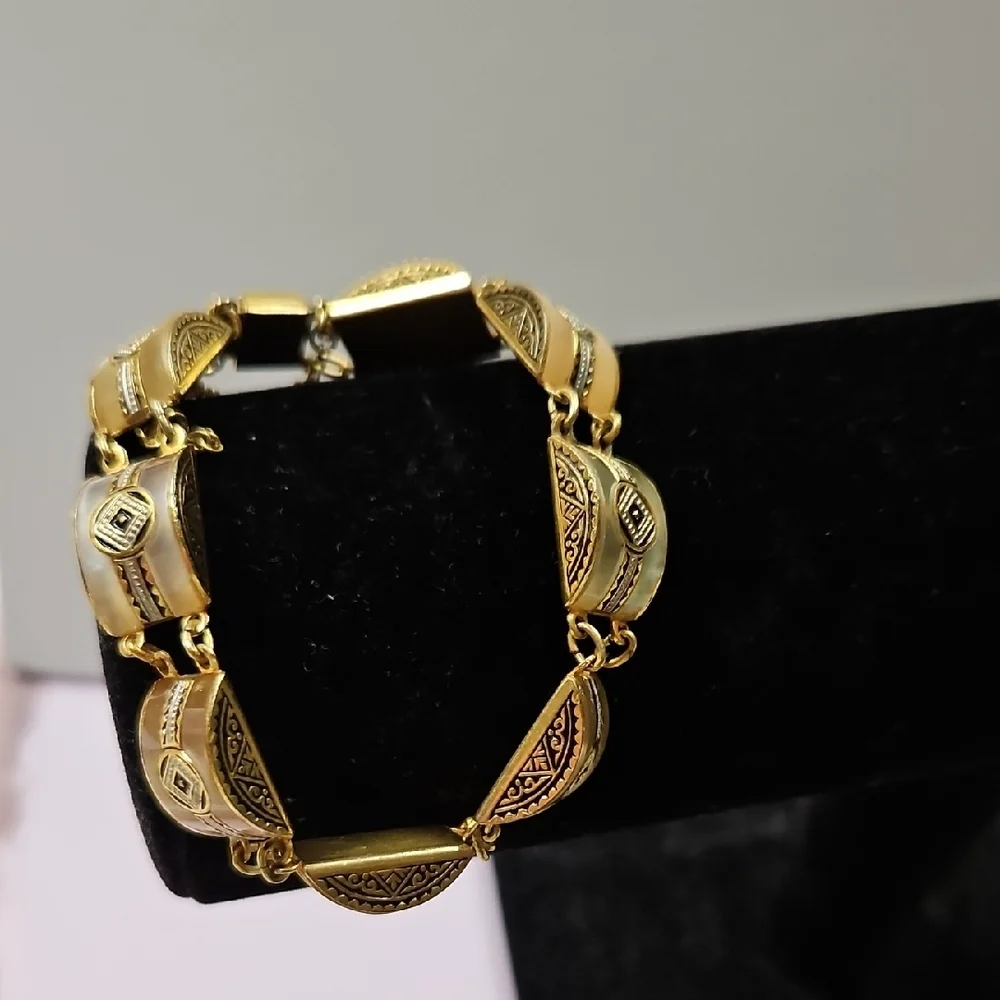 VINTAGE 1960 GOLD TONE DAMASCENE STYLE ARABESQUE PANEL BRACELET - Picture 2 of 4